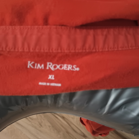 Stylish Red Button-Up Blouse - Picture 4 of 4